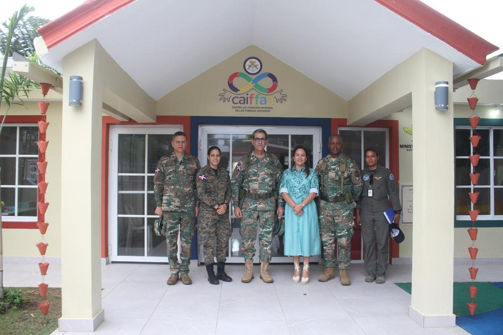 Ministro de Defensa y presidenta de ADEOFA visitan el Centro de Atención Integral de las Fuerzas Armadas 1