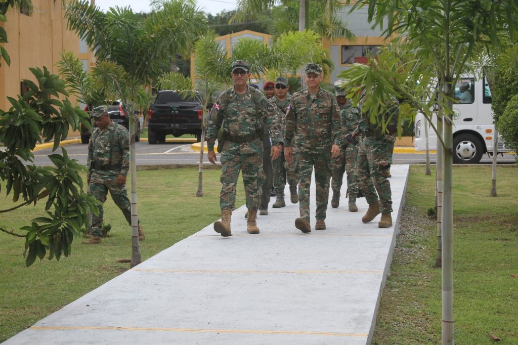 Ministro de Defensa y presidenta de ADEOFA visitan el Centro de Atención Integral de las Fuerzas Armadas 2