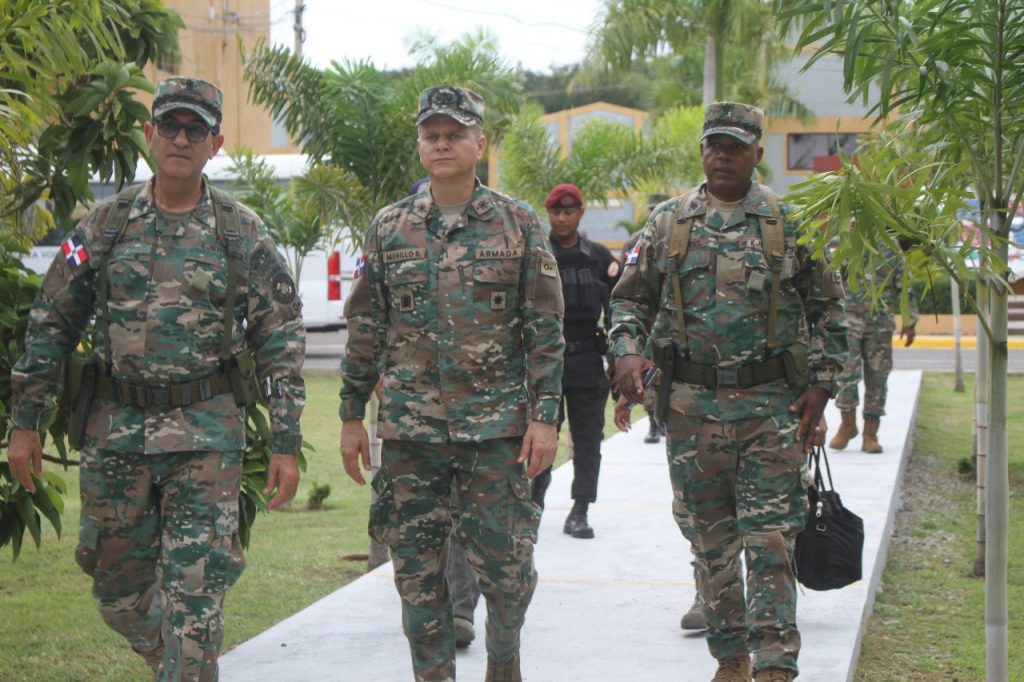 Ministro de Defensa y presidenta de ADEOFA visitan el Centro de Atención Integral de las Fuerzas Armadas 3