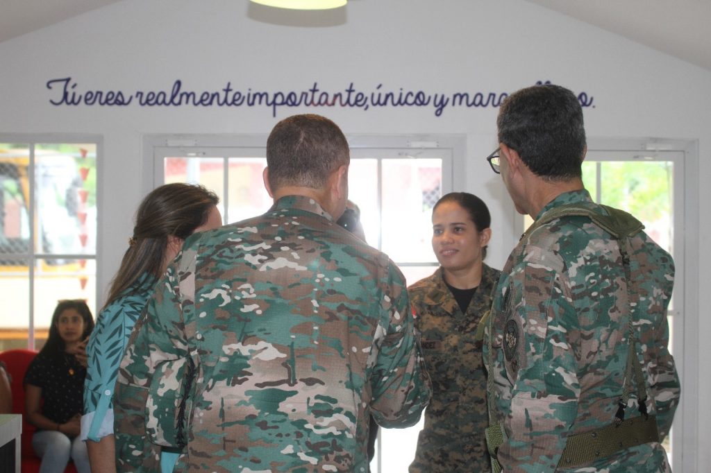 Ministro de Defensa y presidenta de ADEOFA visitan el Centro de Atención Integral de las Fuerzas Armadas 4