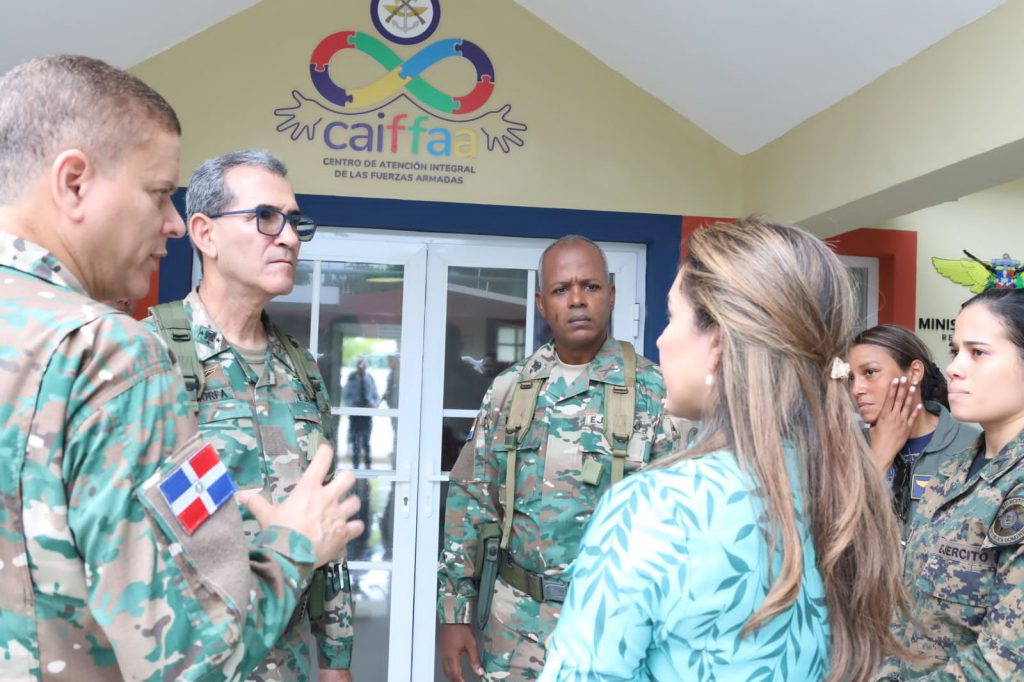 Ministro de Defensa y presidenta de ADEOFA visitan el Centro de Atención Integral de las Fuerzas Armadas 6