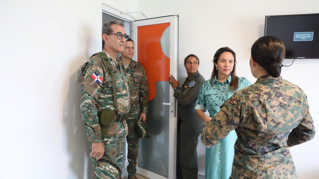 Ministro de Defensa y presidenta de ADEOFA visitan el Centro de Atención Integral de las Fuerzas Armadas 7