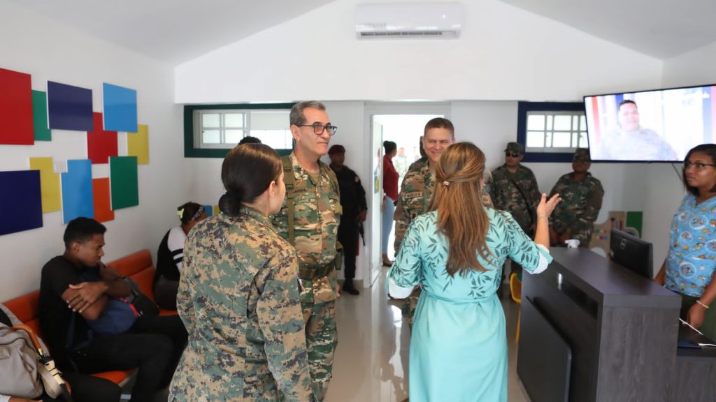 Ministro de Defensa y presidenta de ADEOFA visitan el Centro de Atención Integral de las Fuerzas Armadas 8