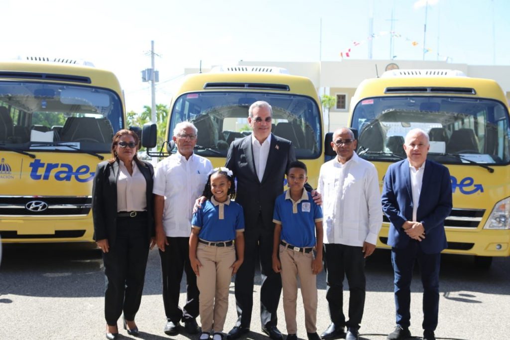 Presidente Abinader inicia Programa de Transporte Escolar TRAE, movilidad escolar se ampliará a todo el país 7