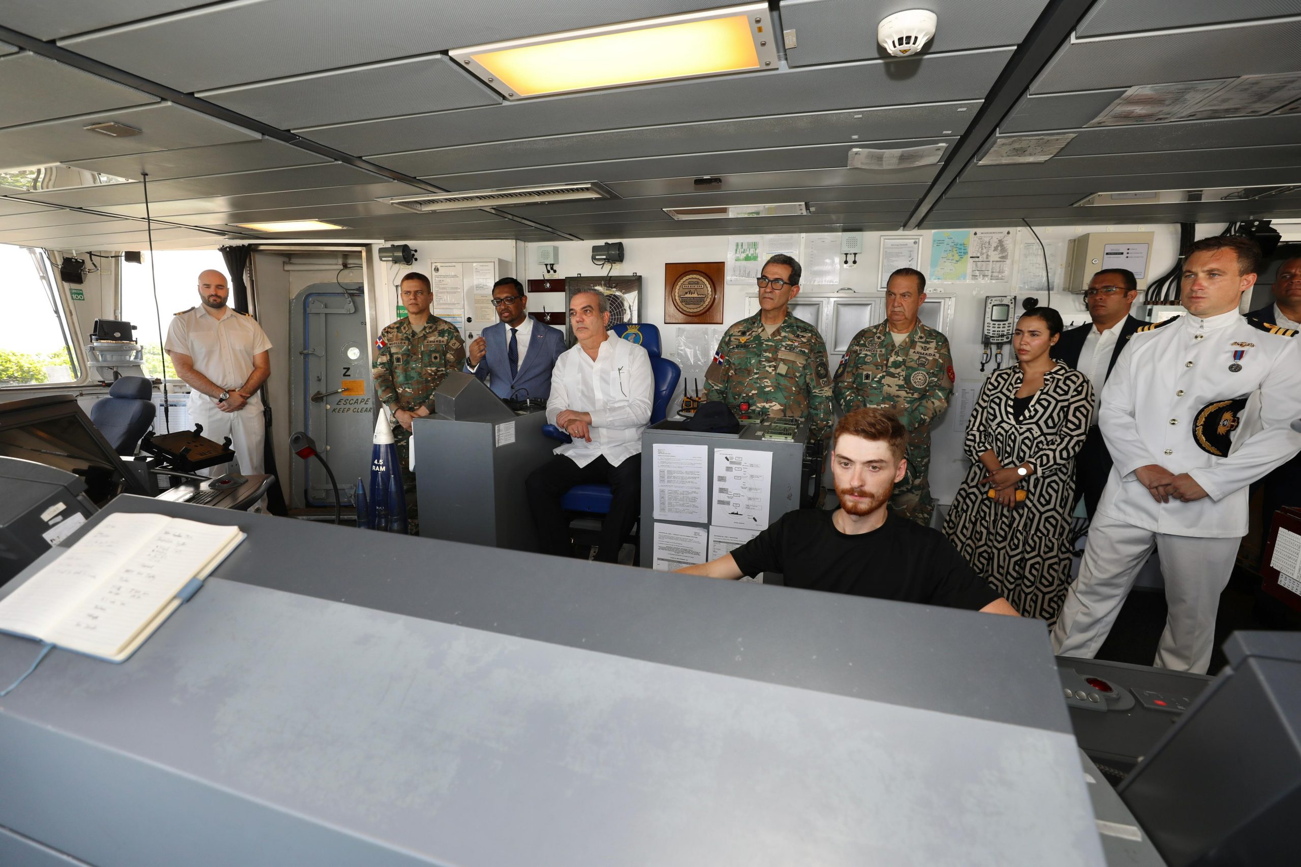 Presidente Abinader y ministro de Defensa visitan Buque HMS DAUNTLESS del Reino Unido 1