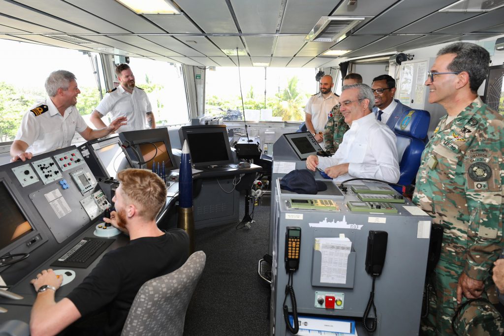 Presidente Abinader y ministro de Defensa visitan Buque HMS DAUNTLESS del Reino Unido 2