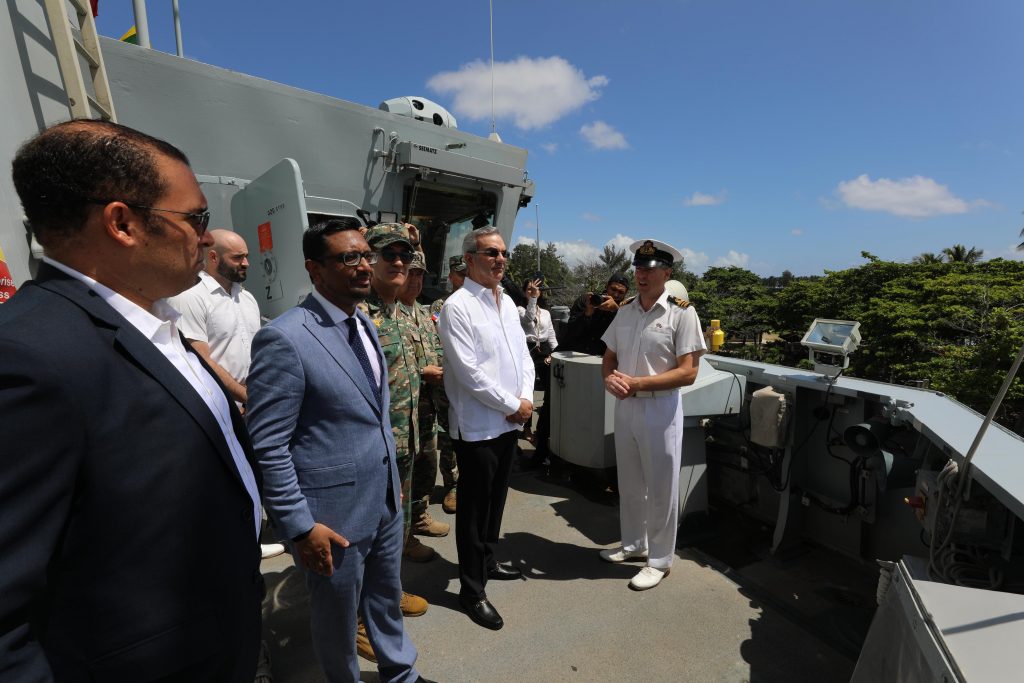 Presidente Abinader y ministro de Defensa visitan Buque HMS DAUNTLESS del Reino Unido 3