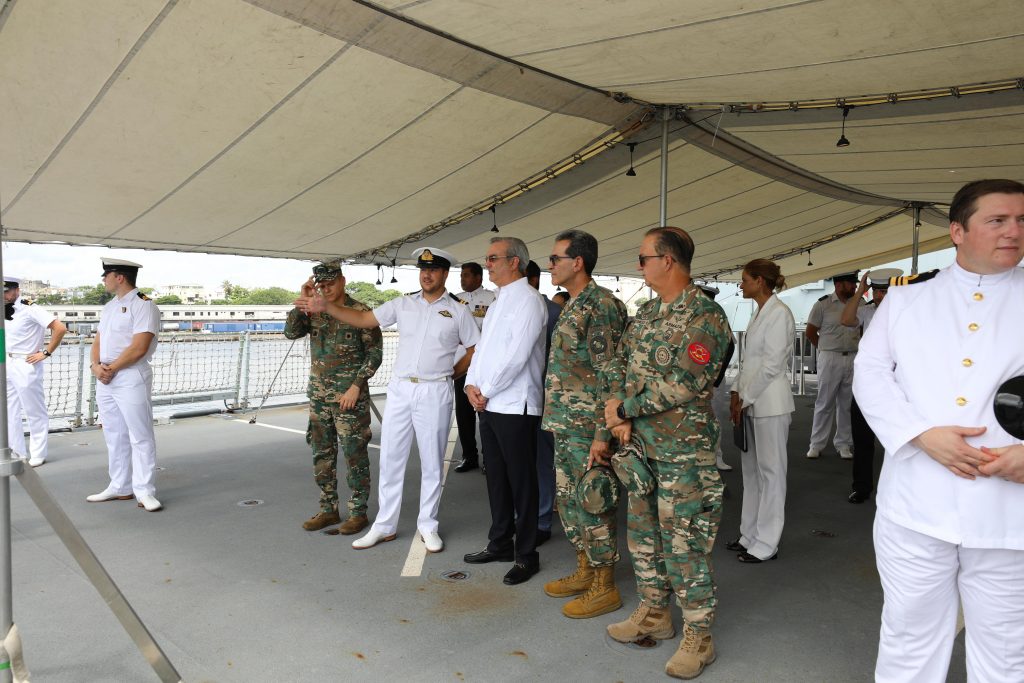 Presidente Abinader y ministro de Defensa visitan Buque HMS DAUNTLESS del Reino Unido 4