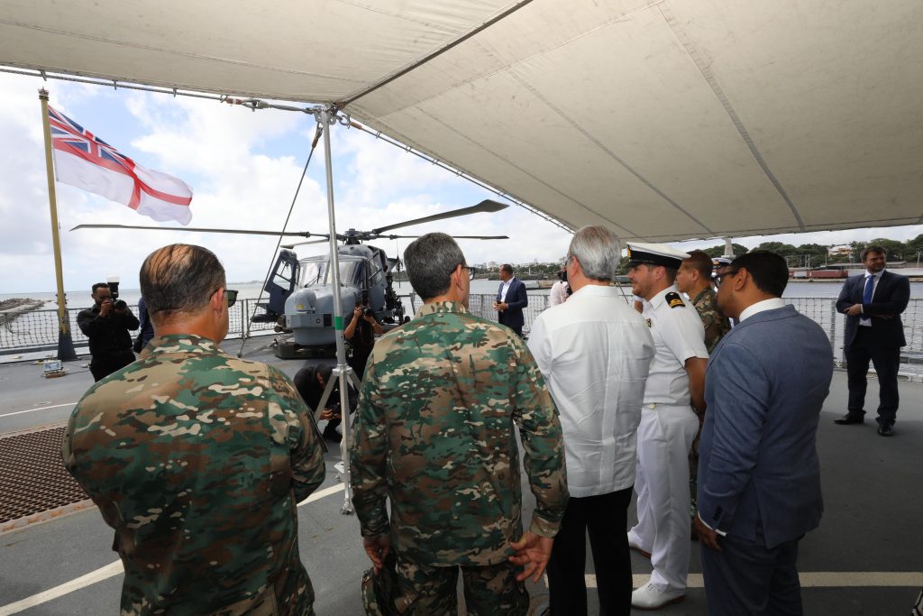Presidente Abinader y ministro de Defensa visitan Buque HMS DAUNTLESS del Reino Unido 5