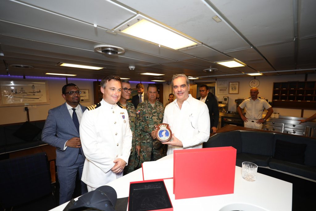 Presidente Abinader y ministro de Defensa visitan Buque HMS DAUNTLESS del Reino Unido 6