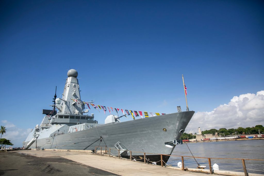 Presidente Abinader y ministro de Defensa visitan Buque HMS DAUNTLESS del Reino Unido 8