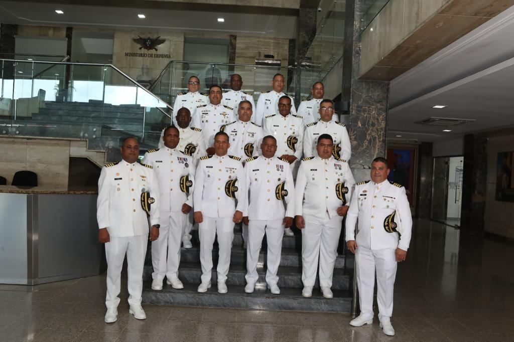 Ministro de Defensa recibe visita de Oficiales de la promoción 1993-1997 de cadetes guardiamarinas 1
