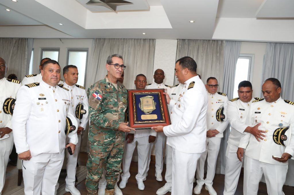 Ministro de Defensa recibe visita de Oficiales de la promoción 1993-1997 de cadetes guardiamarinas 3