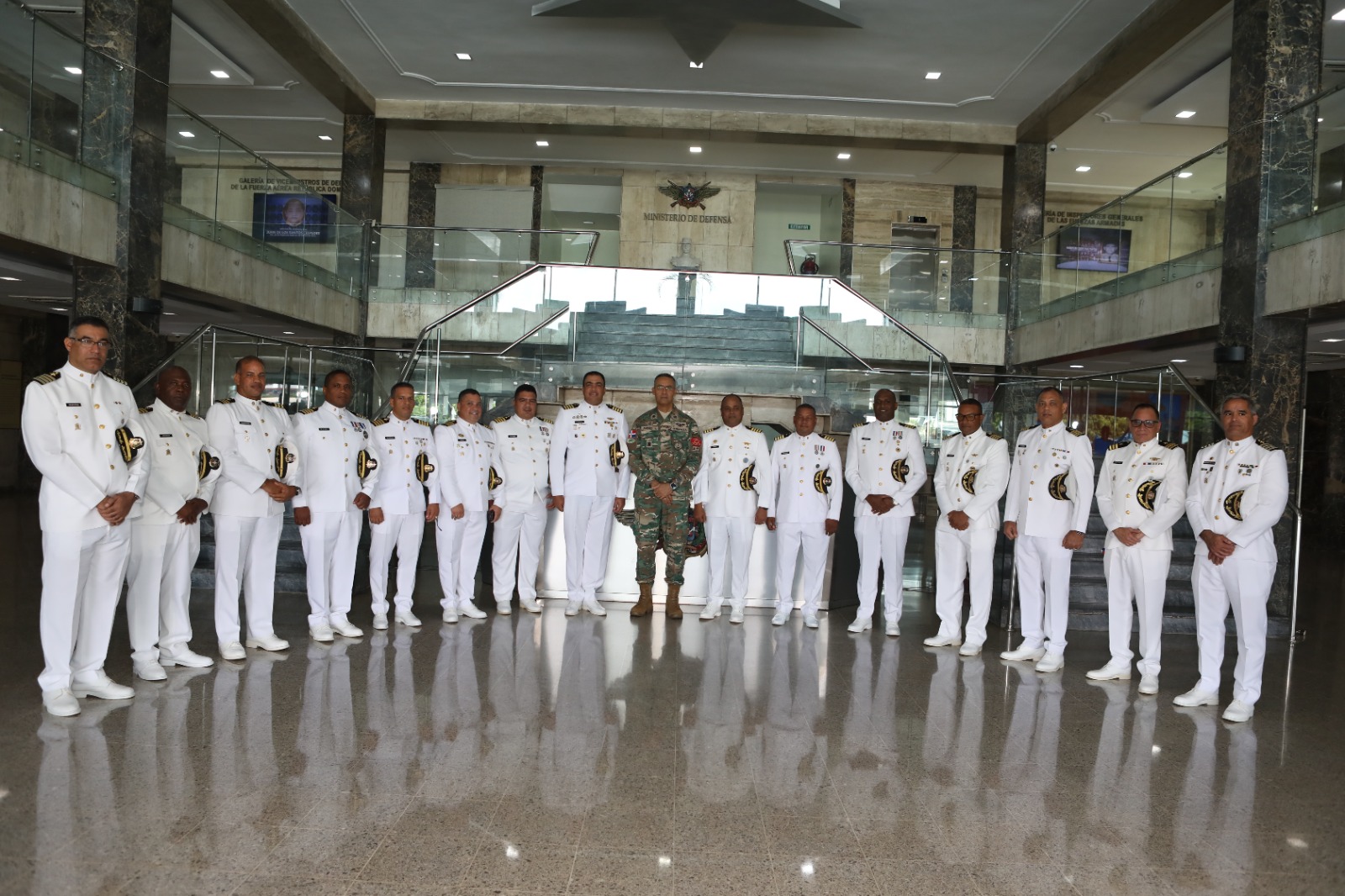 Ministro de Defensa recibe visita de Oficiales de la promoción 1993-1997 de cadetes guardiamarinas 4