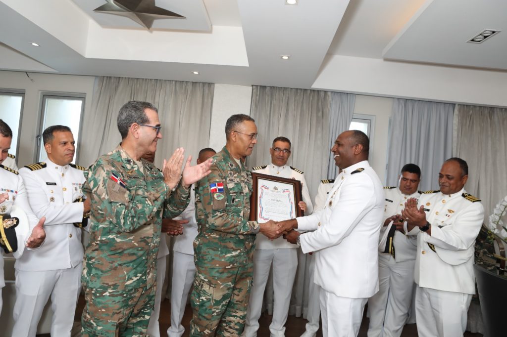 Ministro de Defensa recibe visita de Oficiales de la promoción 1993-1997 de cadetes guardiamarinas 5