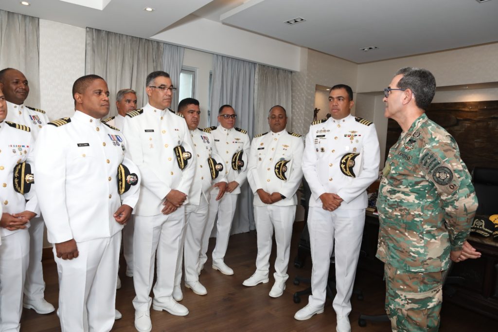Ministro de Defensa recibe visita de Oficiales de la promoción 1993-1997 de cadetes guardiamarinas 6