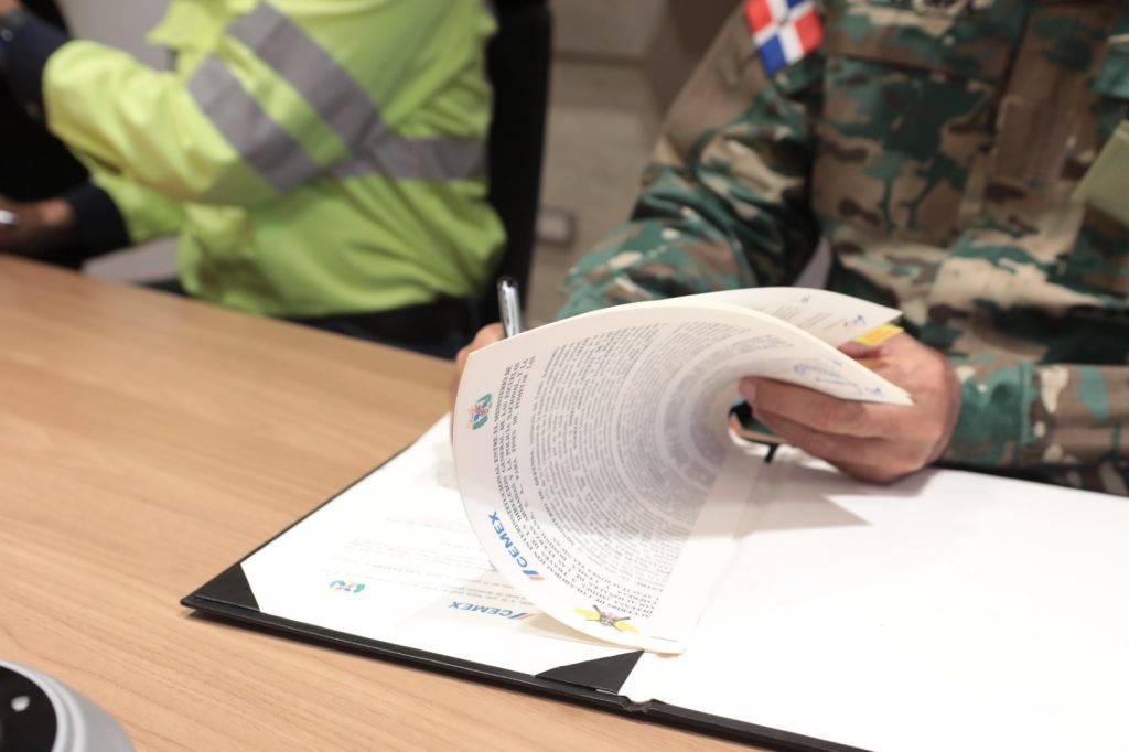 Ministerio de Defensa, Cemex y Escuelas Vocacionales firman acuerdo para pasantías de jóvenes técnicos de San Pedro de Macorís 3