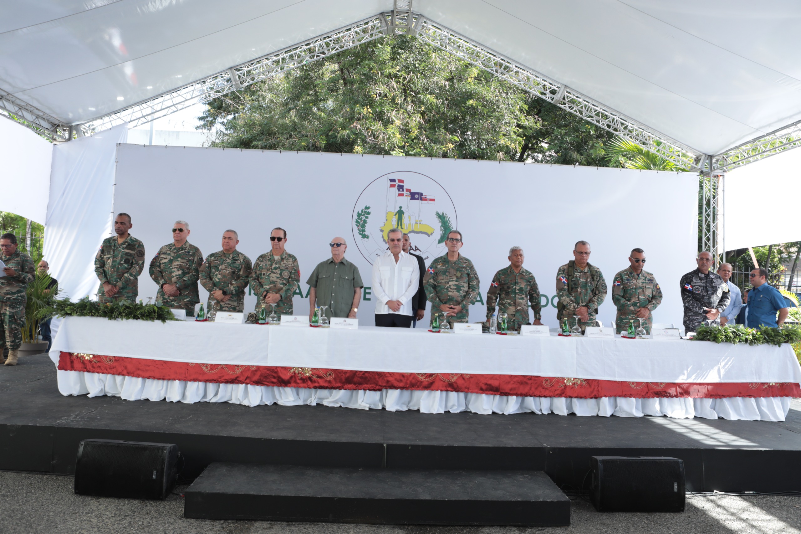 Presidente Luis Abinader y Ministro de Defensa Junto al Director del ISSFFAA 9