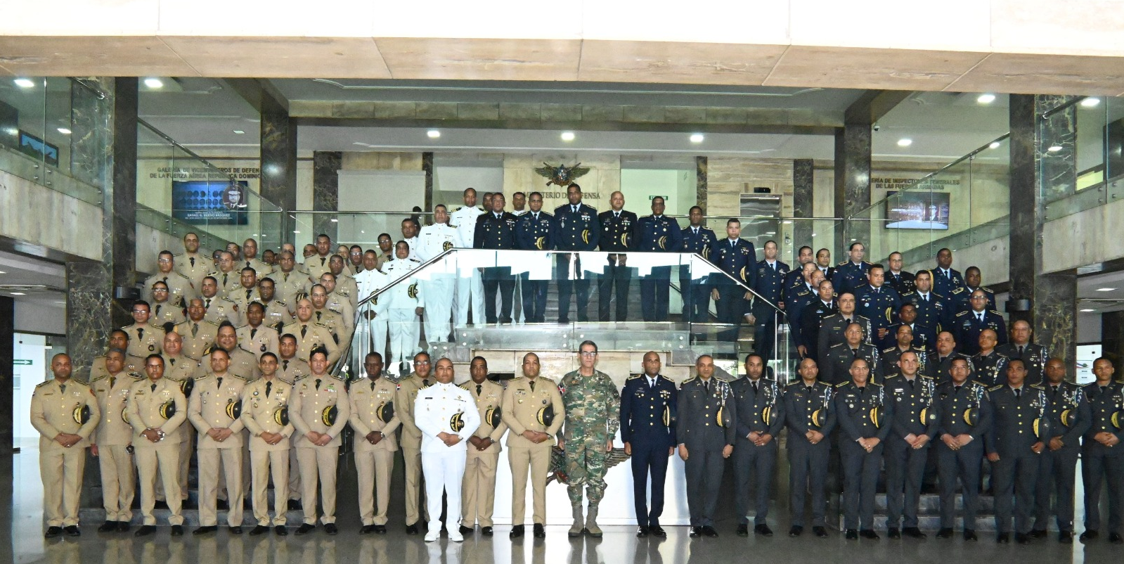 Oficiales cumplen 25 años de ingreso a las FF. AA. y P.N. visitan al ministro de Defensa 8