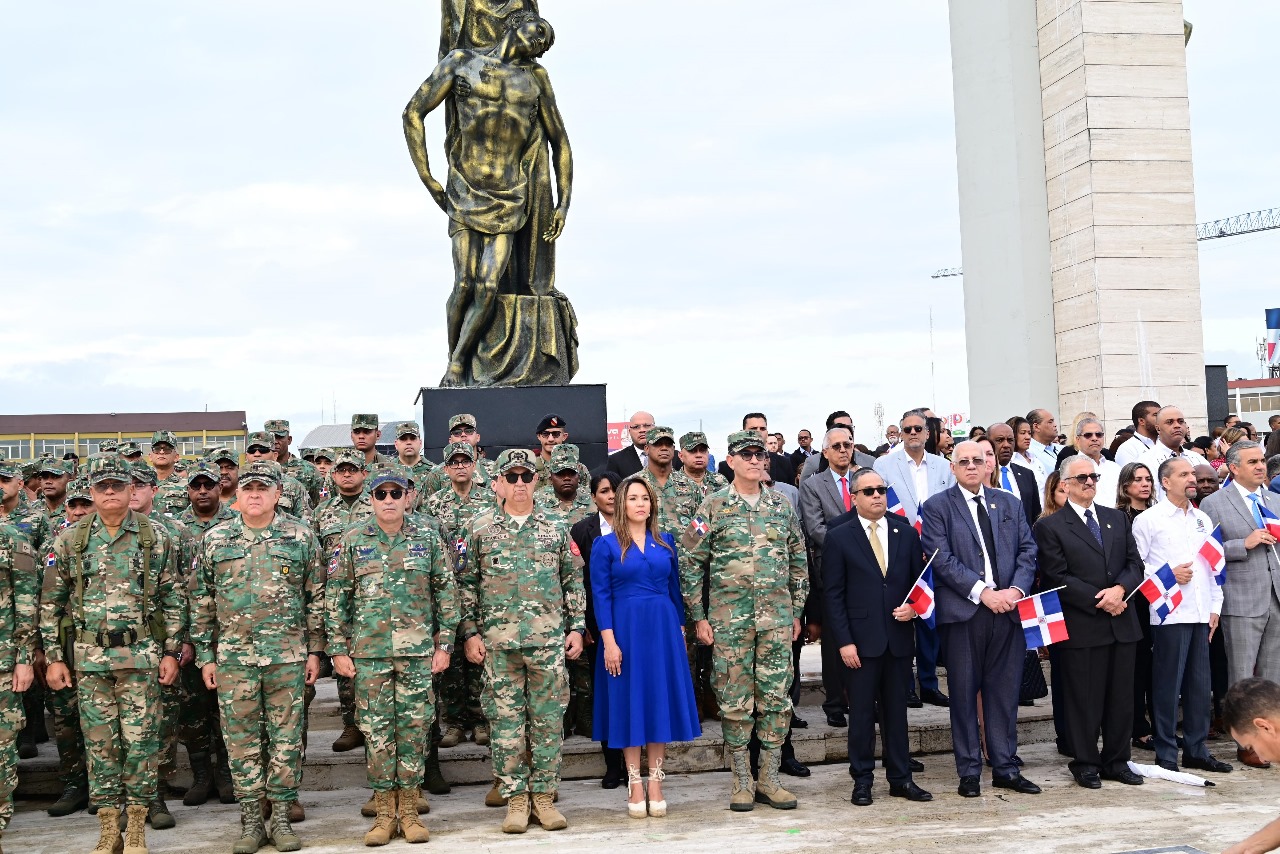 Fuerzas Armadas rinden homenaje a la bandera y al prócer Juan Pablo Duarte 9