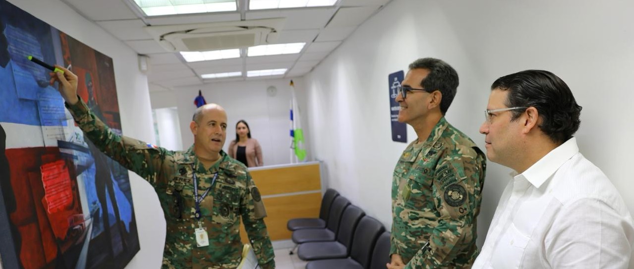 Ministro de Defensa visita la Dirección General de Aduanas 1