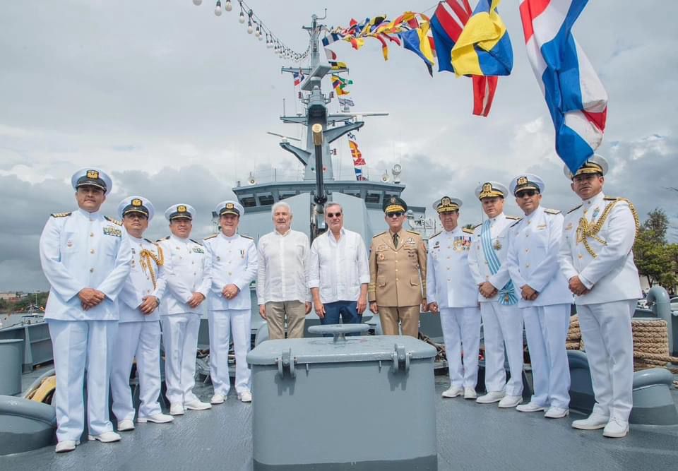Presidente de la República aborda embarcación colombiana de visita en el país 11