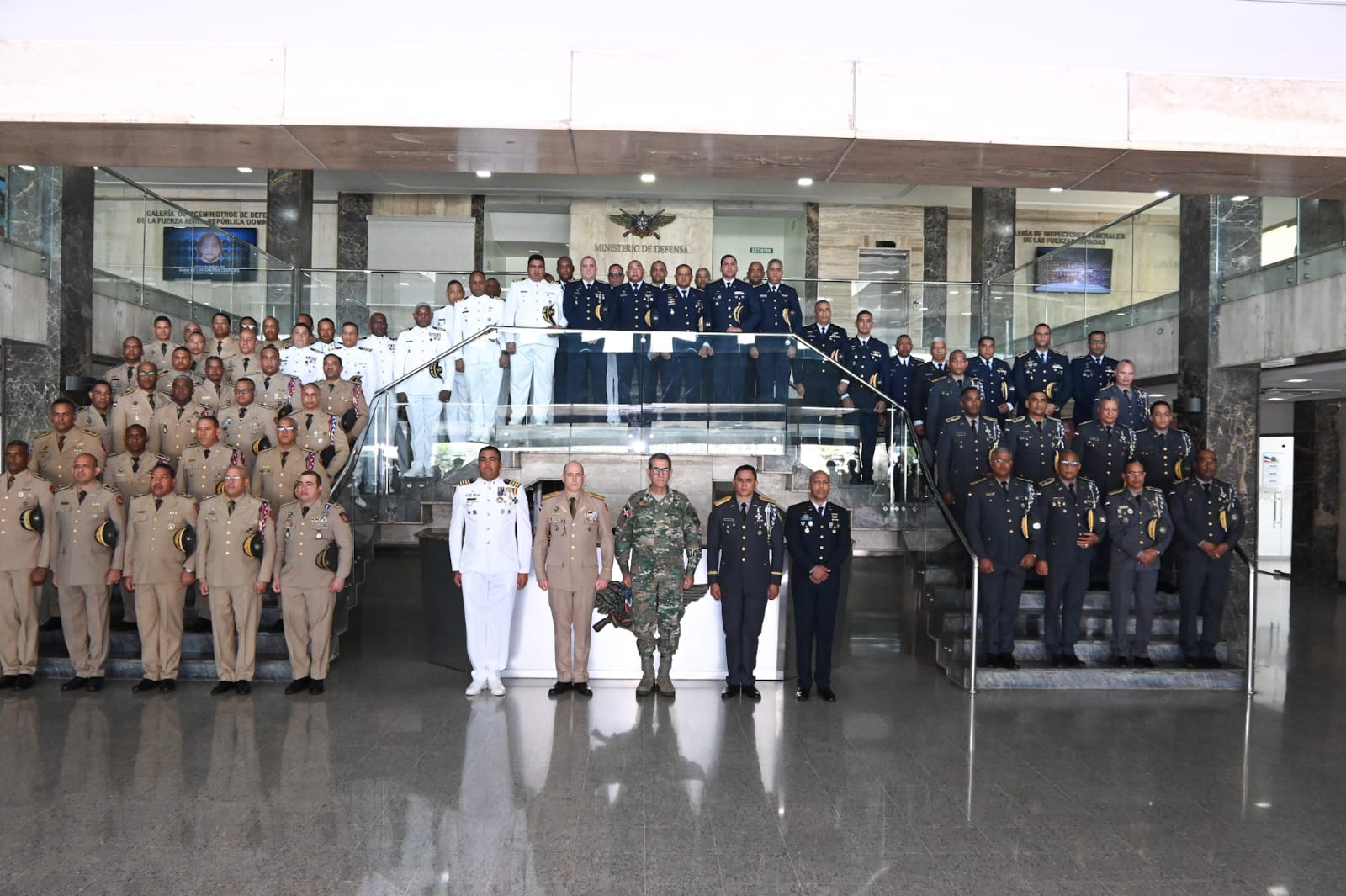 Trigésima promoción de cadetes y guardiamarinas de las Fuerzas Armadas y la Policía visitan Ministerio de Defensa 4