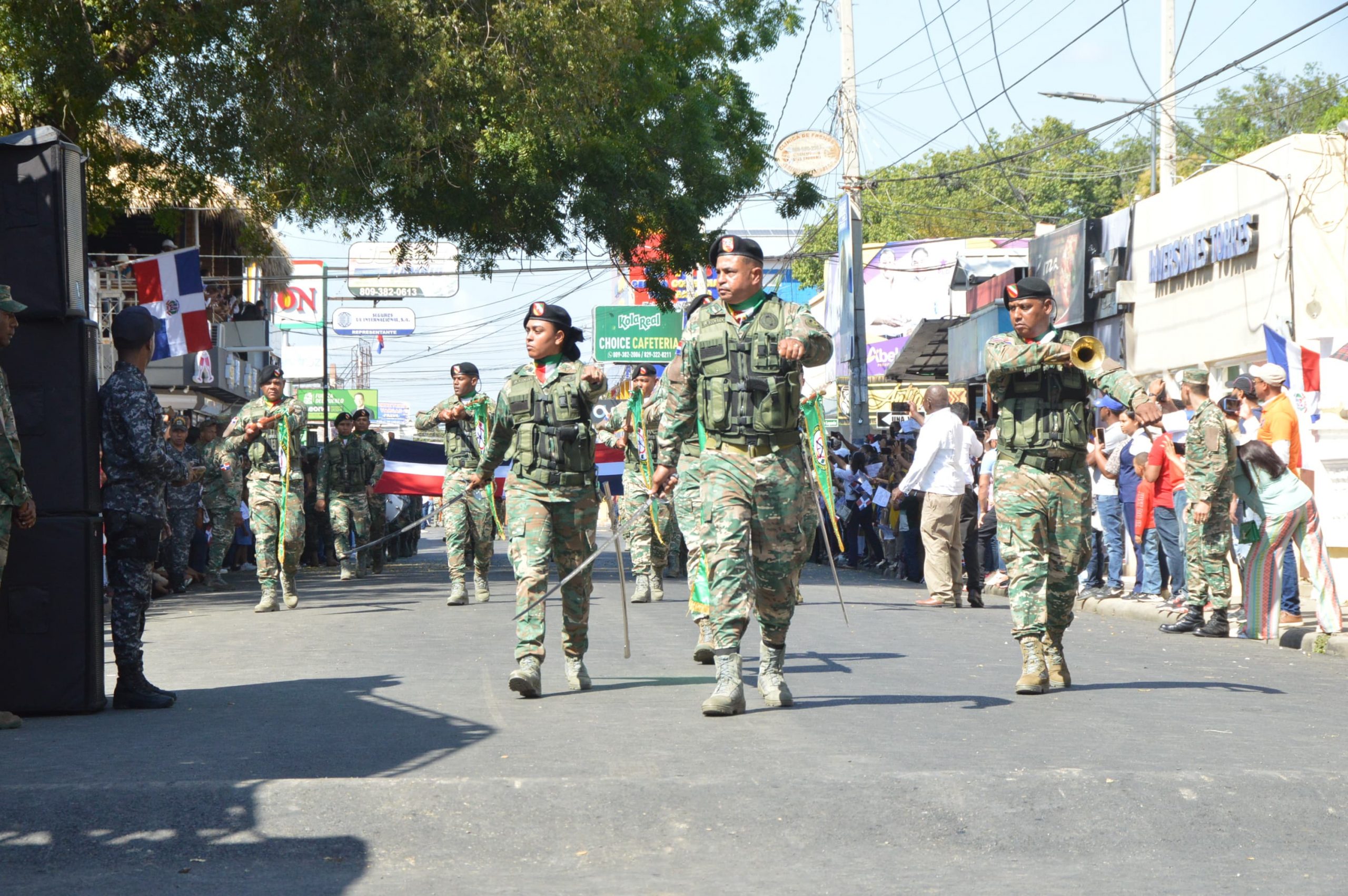 Militares y civiles participan en magno desfile militar en homenaje al héroe restaurador general Santiago Rodríguez 8
