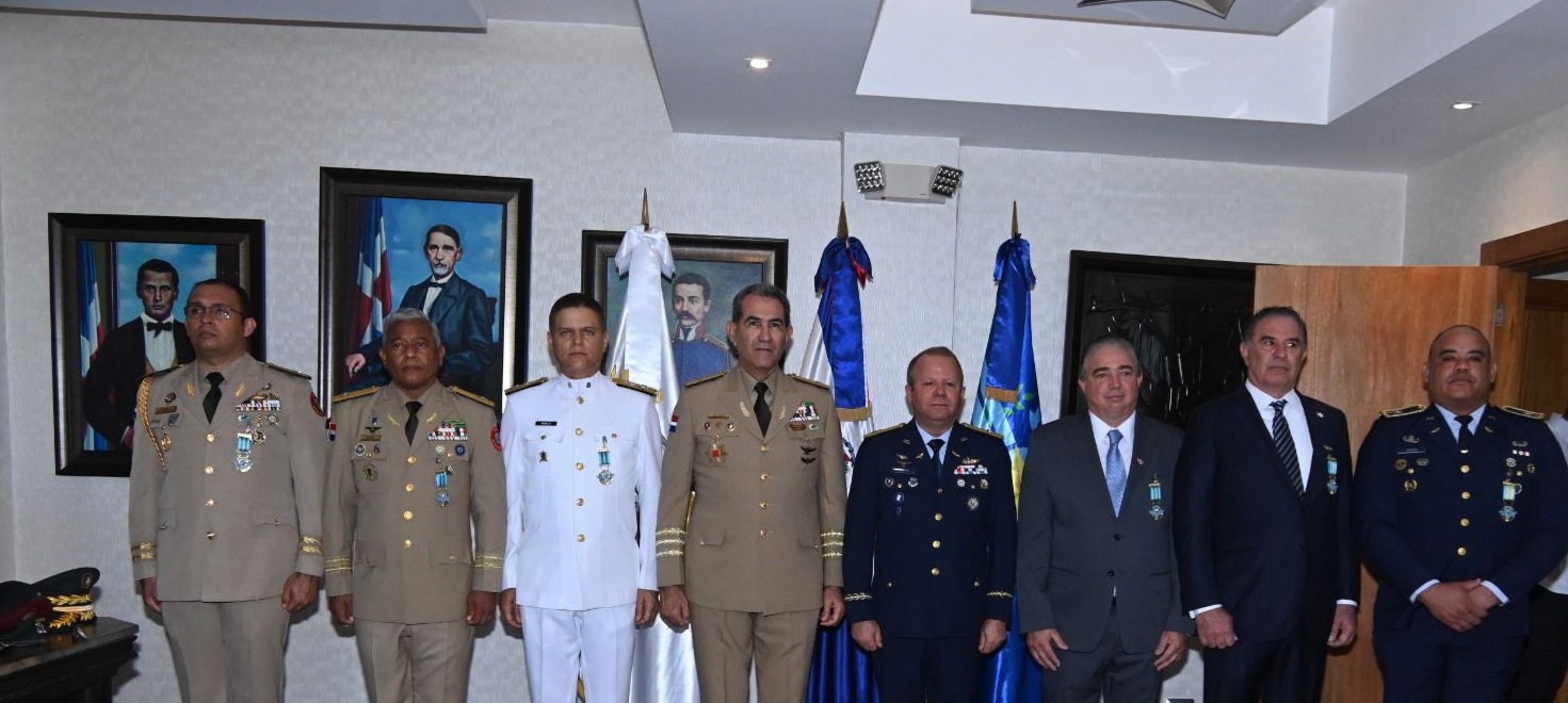 Ministro de Defensa impone condecoración y certificados a Oficiales Generales, Superiores y personalidades de la clase civil del CESAC 1