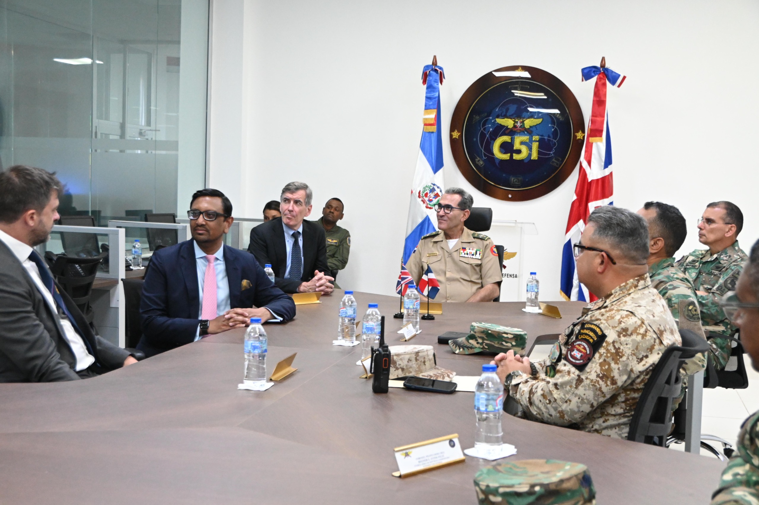 Ministro de Defensa recibe visita del ministro de Estado ante el Ministerio Británico de Relaciones Exteriores 5