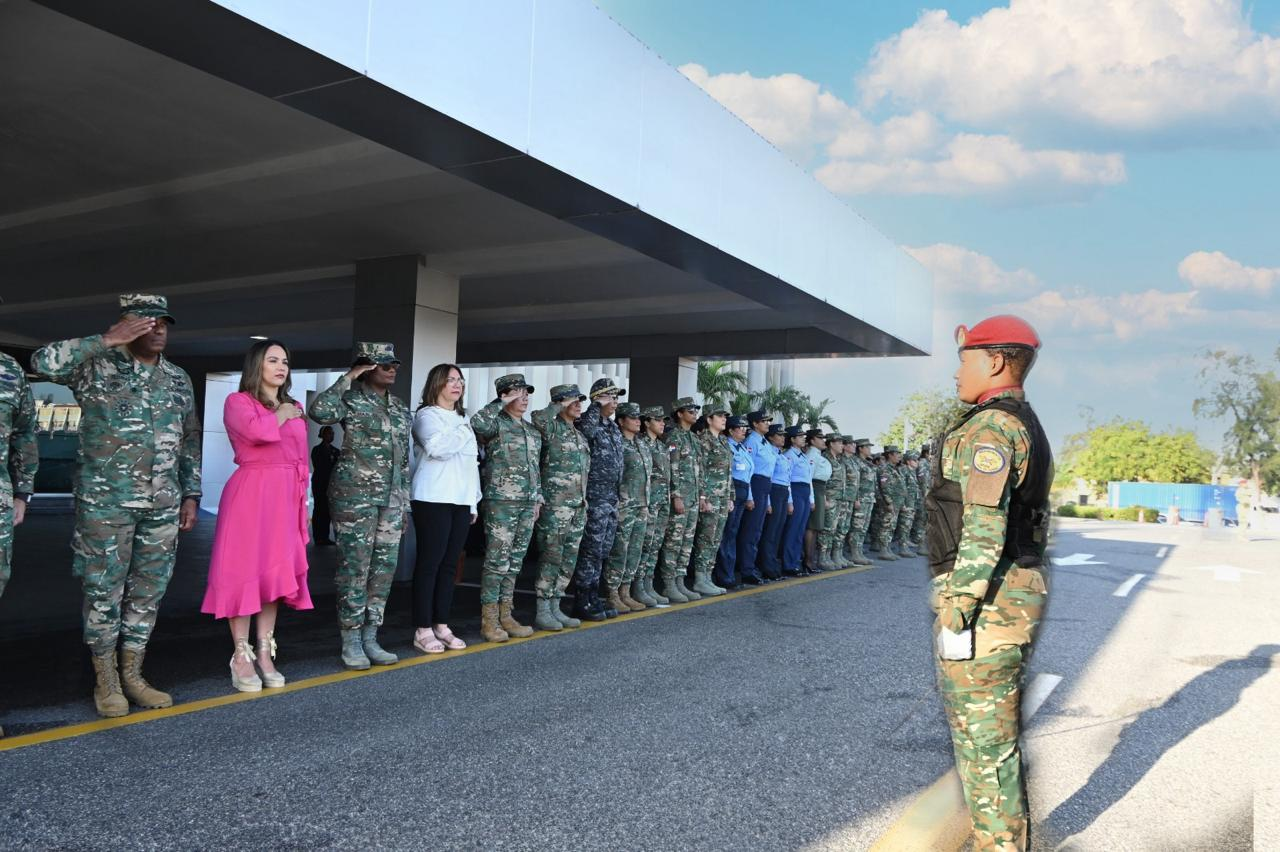Mujeres militares son homenajeadas por el Día Internacional de la Mujer durante la tradicional Izada de Bandera 1