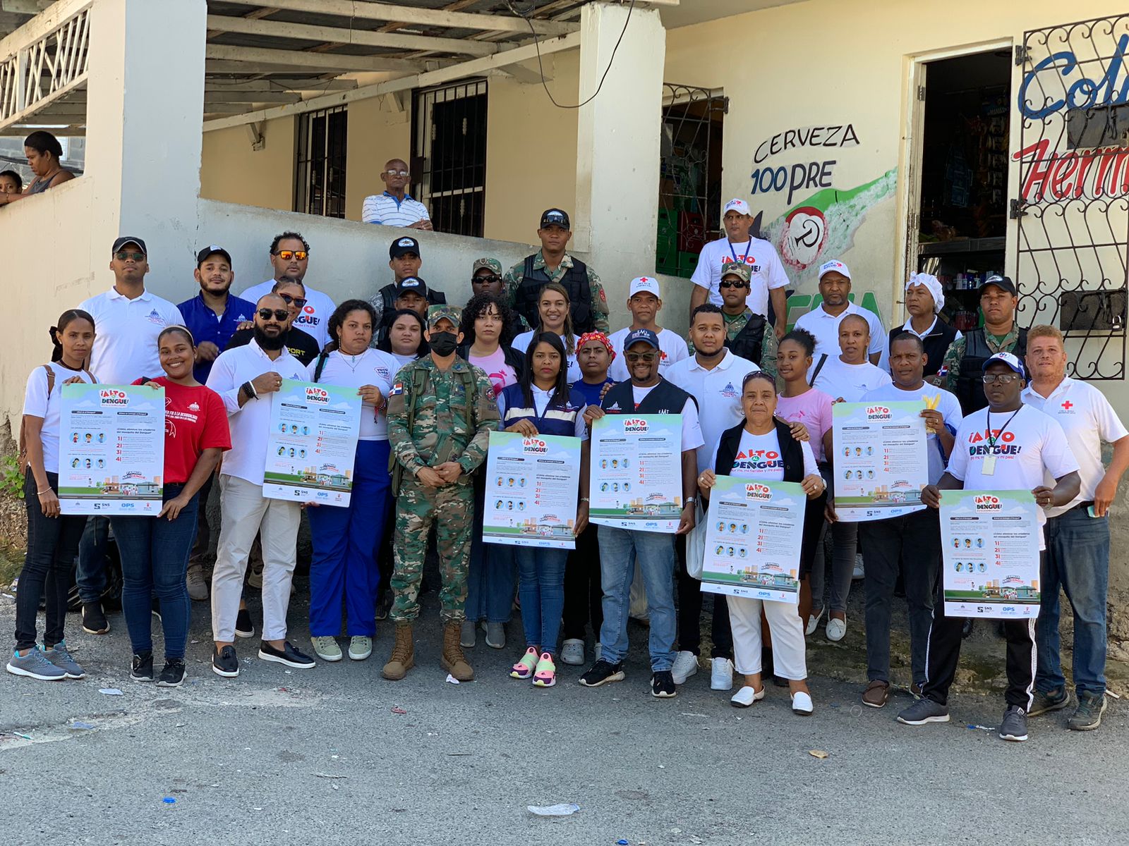 En apoyo a las autoridades de salud Militares continúan operativos contra el dengue en sector de Arroyo Hondo 1