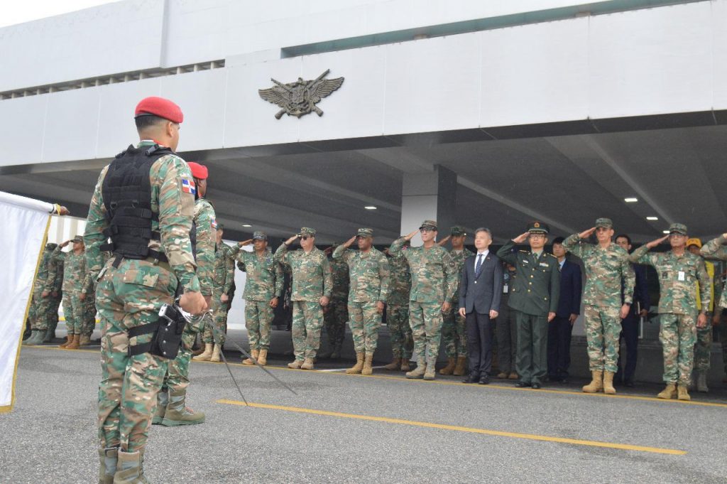Presentan al ministro defensa dominicano el primer agregado de Defensa de la República Popular China en la RD 7