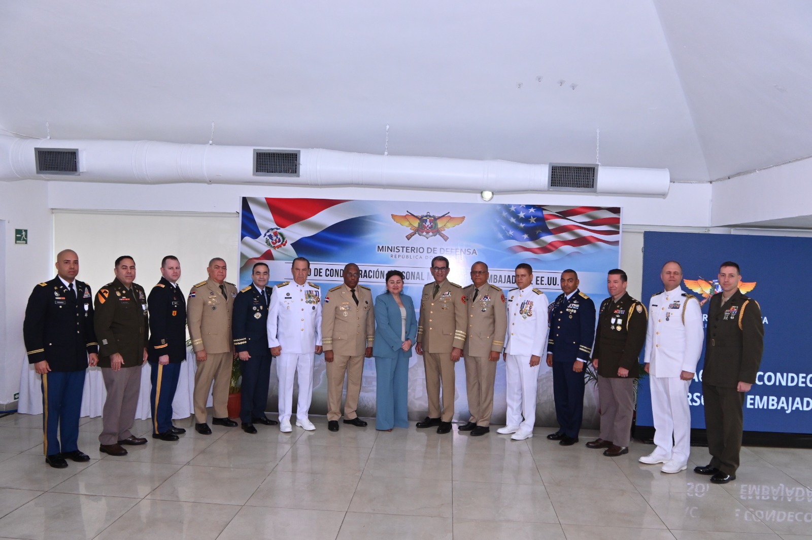 Ministro de Defensa Díaz Morfa condecora a militares Jefes de misiones Embajada EEUU en RD 11