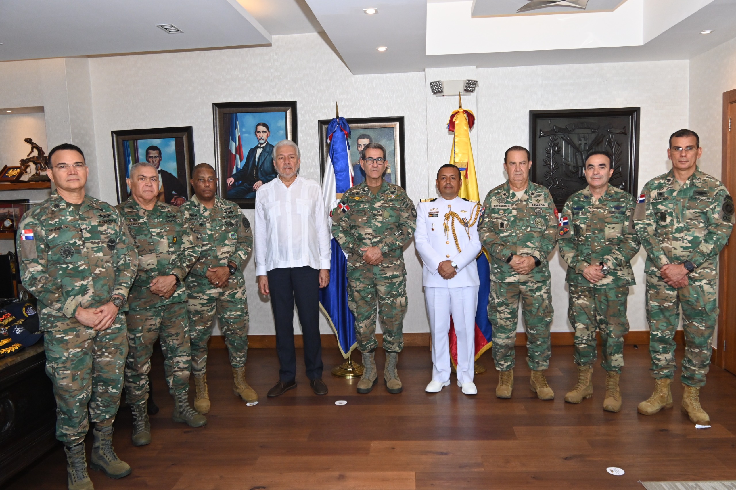Ministro de Defensa condecora al Agregado Militar y Aéreo de la Embajada de Colombia 4
