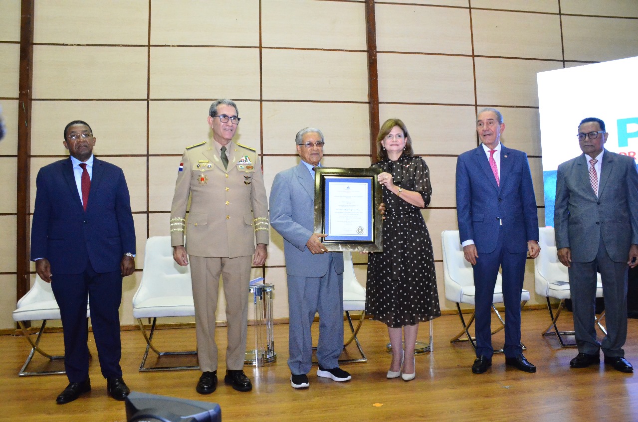 Vicepresidenta entrega Premio Nacional de las Ciencia 2024 a 11 destacados investigadores 9