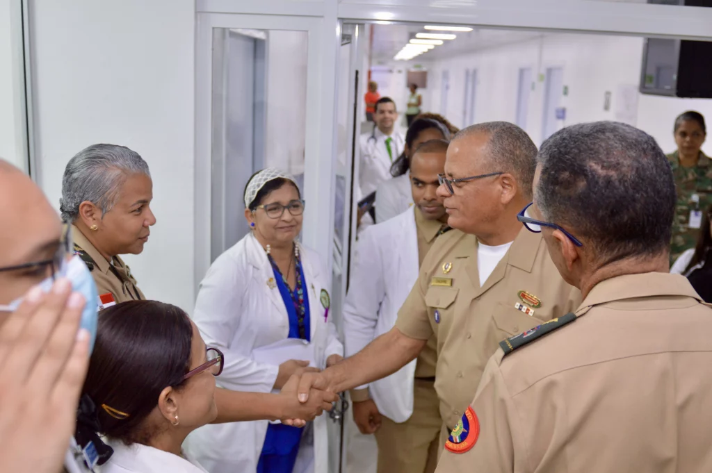 El ministro de Defensa visitó el Hospital Universitario Docente Central de las Fuerzas Armadas