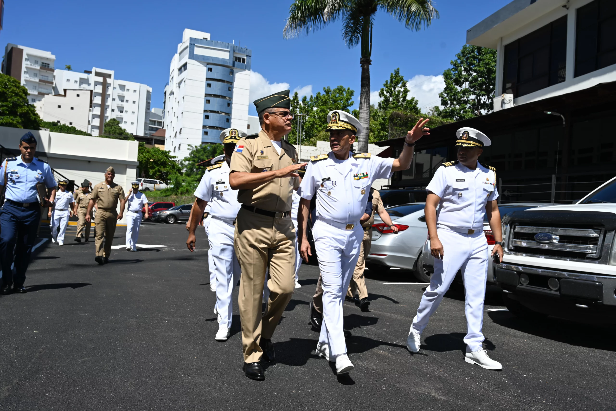 Ministro de Defensa se reúne con autoridades de la DNCD abordan combate al crimen y el narcotráfico