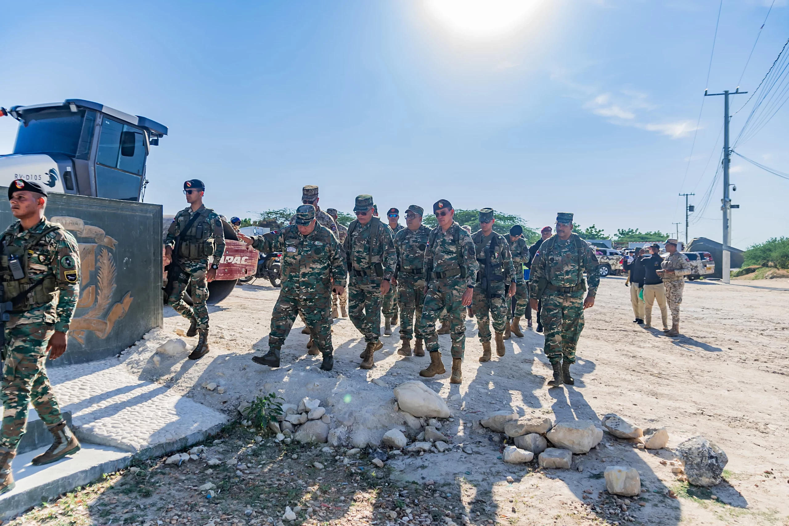 Ministro de defensa recorre frontera Sur RD-Haití, supervisa trabajos verja perimetral y visita soldados desplegados en la zona