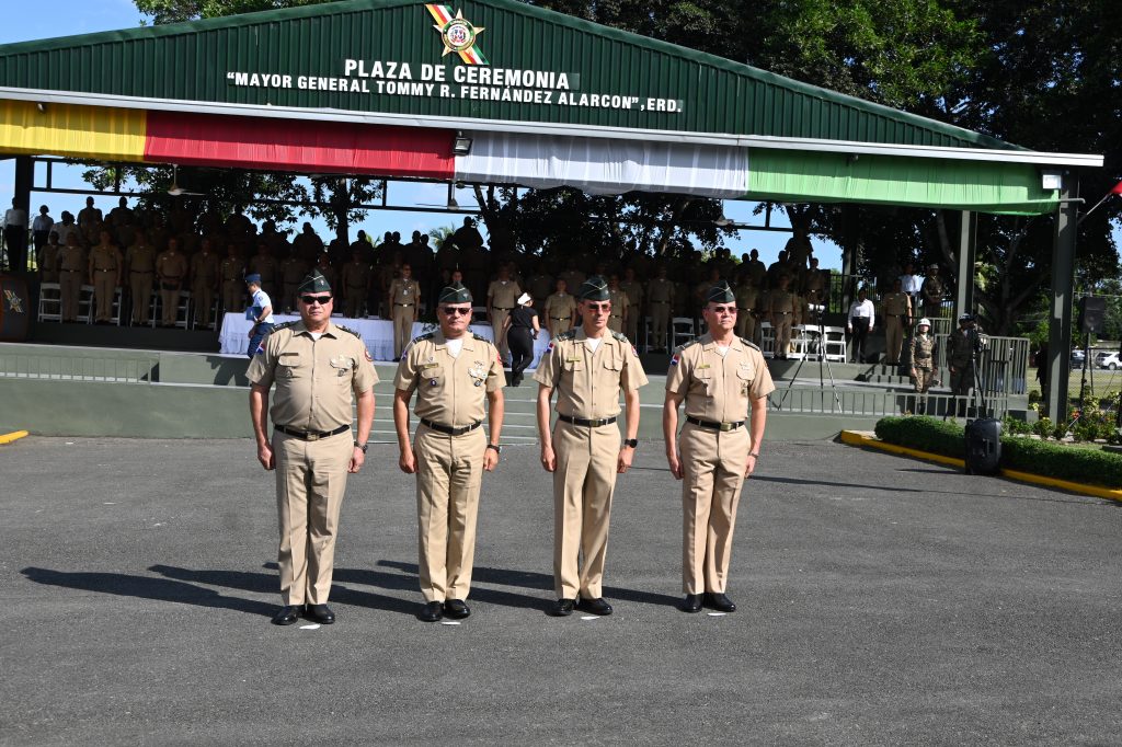 Ministro de Defensa visita Campamento militar 16 de Agosto del Ejército 5