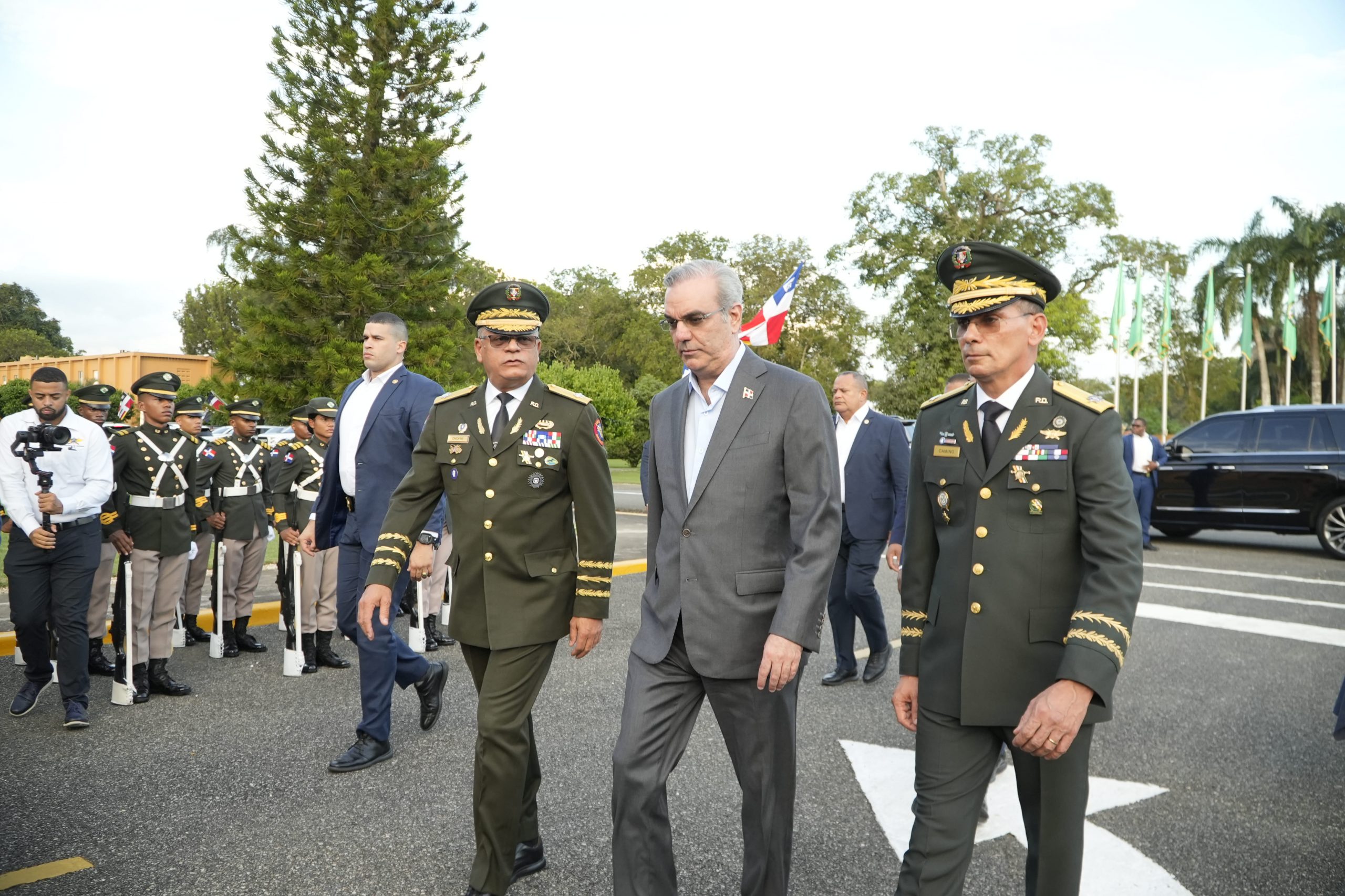 Ministro de Defensa asiste a graduación Academia Militar 21