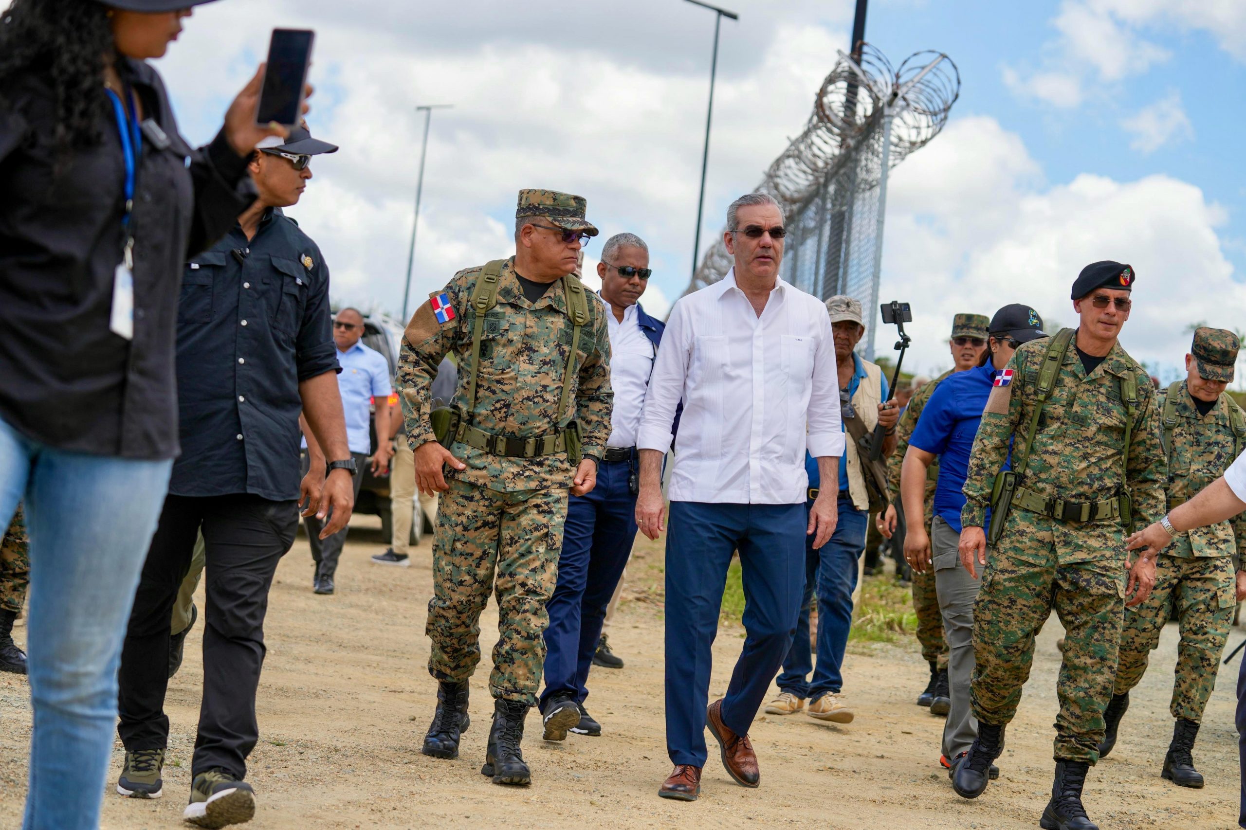 Presidente Abinader supervisa despliegue militar y controles migratorios en la frontera 4
