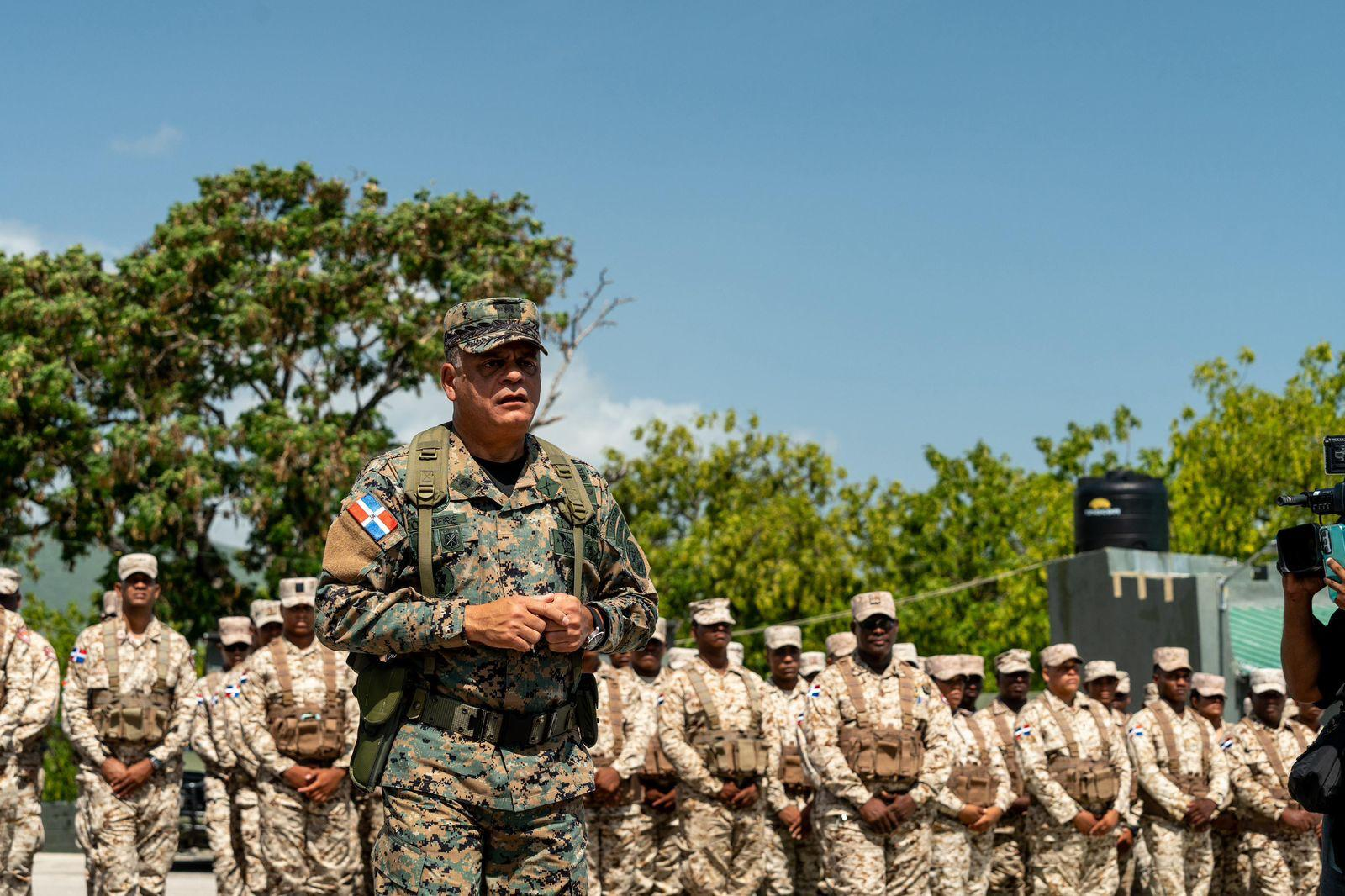 Ministro de Defensa recorre la frontera para supervisar construcción de la verja perimetral y despliegue militar 1