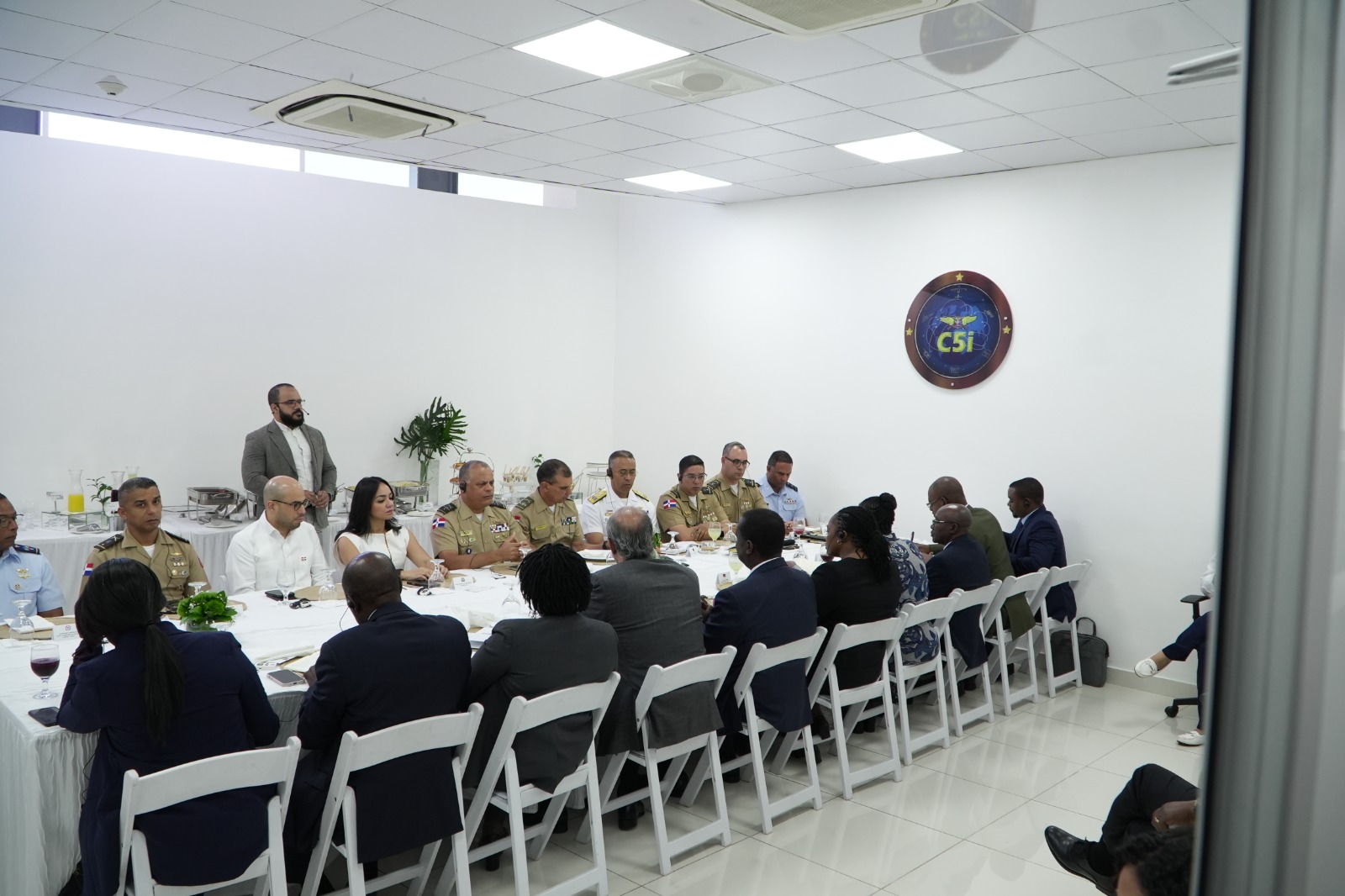 Ministros de Defensa y de Interior se reúne con Canciller de Kenia en C5i MIDE 1