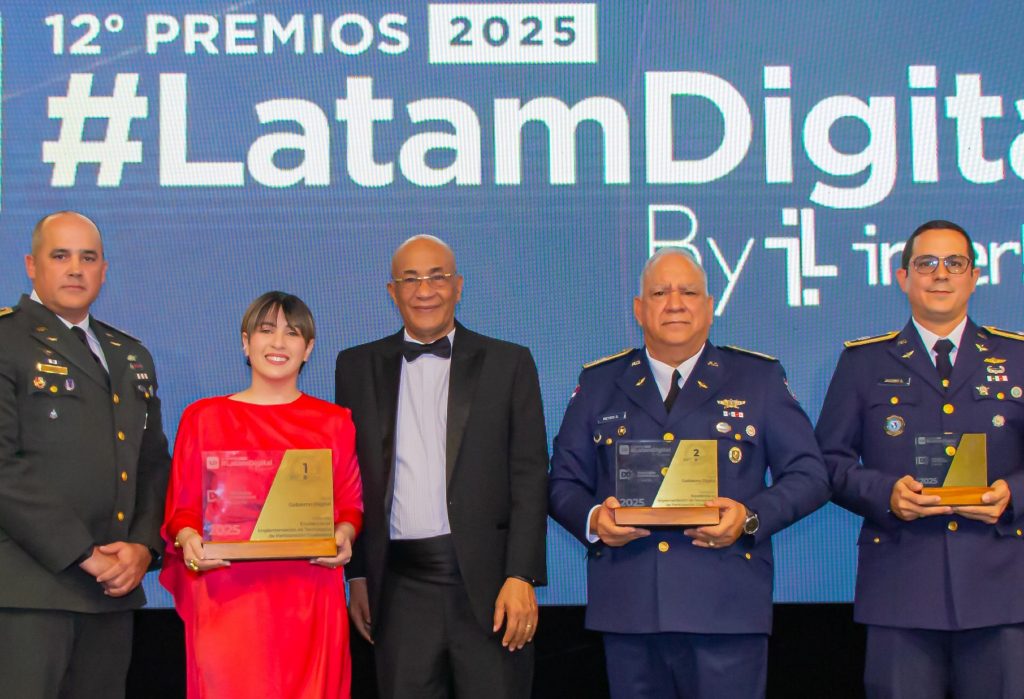 Ministerio de Defensa gana dos primeros lugares en los Premios LATAM DIGITAL 2025 y recibe reconocimiento especial 2