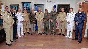 Ministro de Defensa condecora a militar naval estadounidense 2