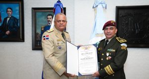 Ministro de Defensa condecora agregado Militar de Guatemala 42