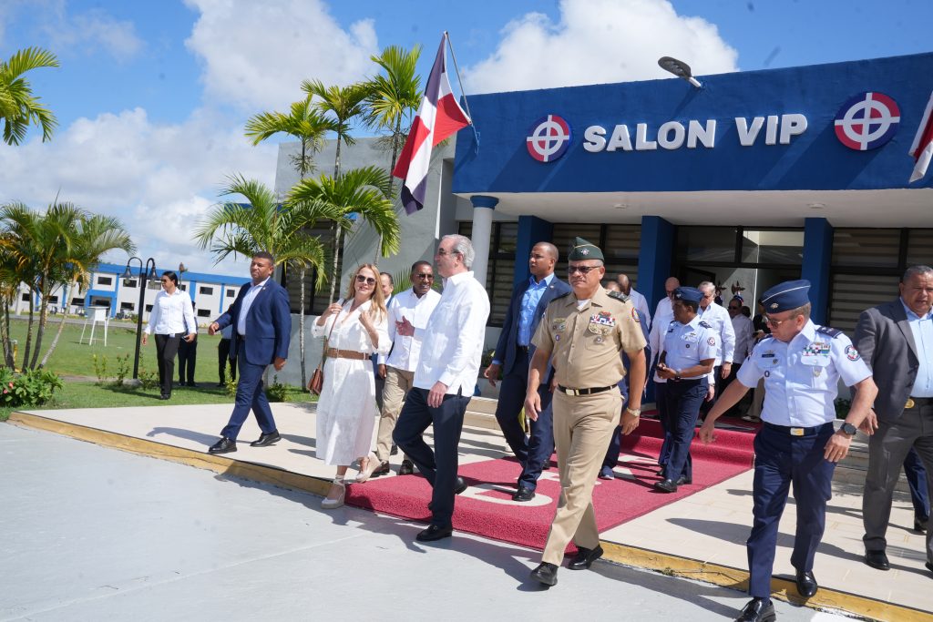 Presidente Abinader supervisa avances ensamblaje de aviones TP-75 Dulus en Base Aérea de San Isidro 11