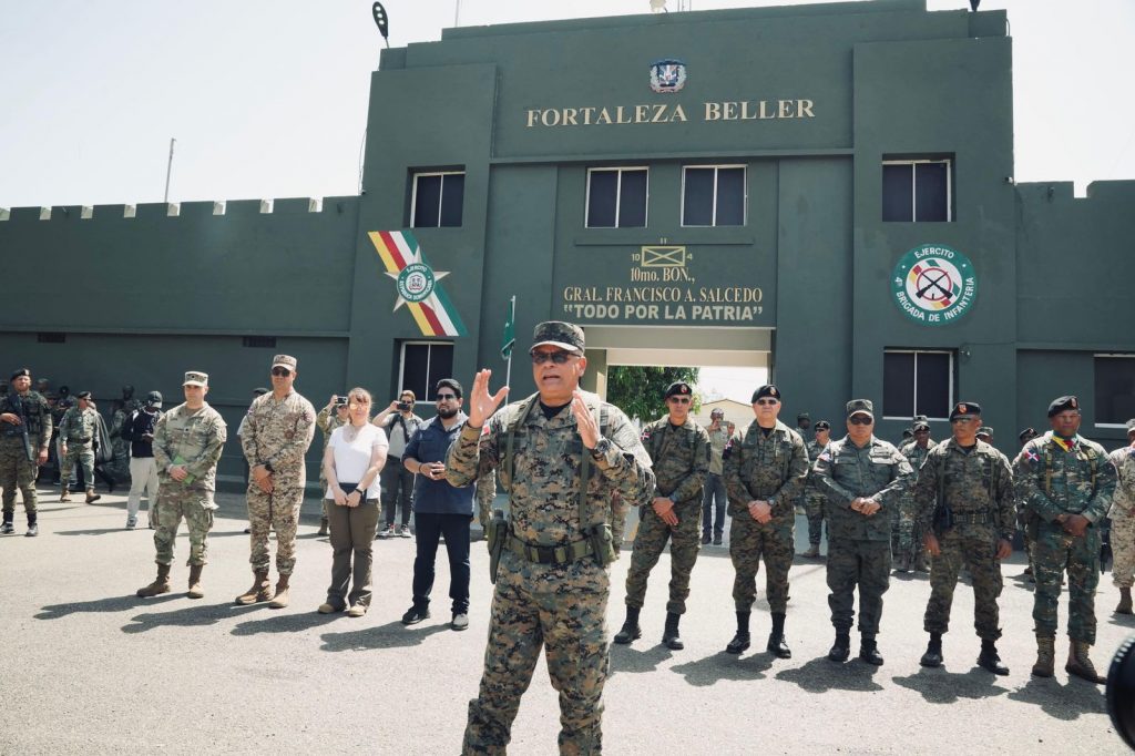 Ministro de Defensa de RD y Subsecretario de Defensa de EE.UU. recorren frontera domínico-haitiana de Manzanillo a Dajabón 14