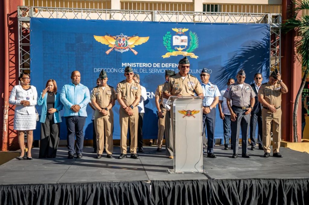 Jóvenes del barrio Capotillo inician entrenamiento del Servicio Militar Voluntario del MIDE 20